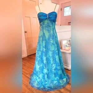 Worn Once! - JUMP APPAREL - Bright Blue and Green Formal Gown - Size 9/10